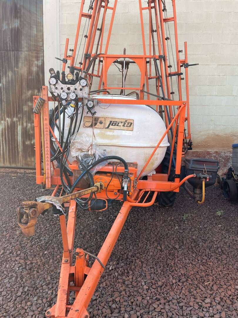 PULVERIZADOR JACTO COLUMBIA CROSS ANO 2003 de Auto Máquinas Palotina no Paraná
