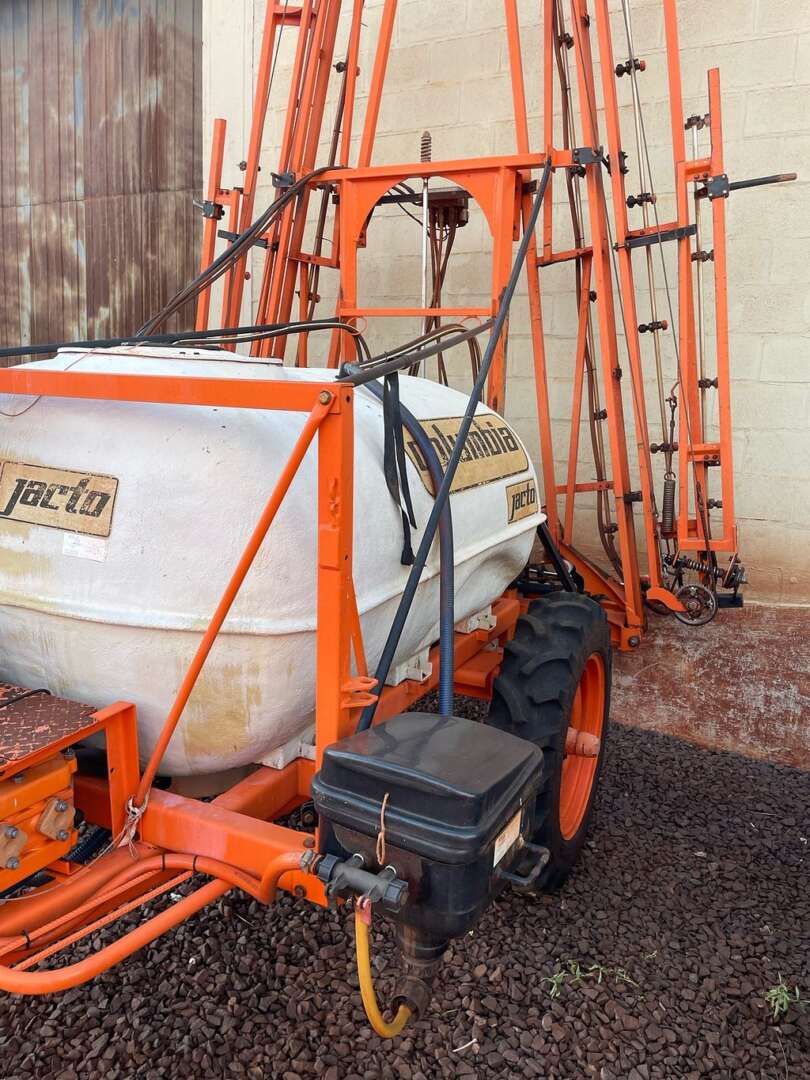 PULVERIZADOR JACTO COLUMBIA CROSS ANO 2003 de Auto Máquinas Palotina no Paraná