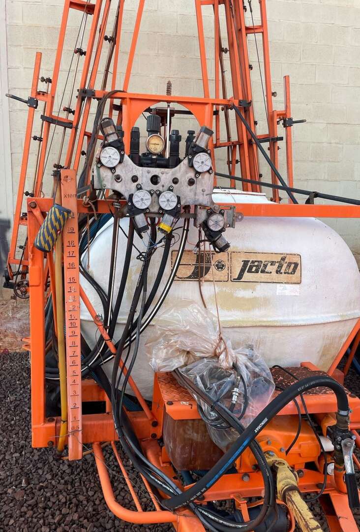 PULVERIZADOR JACTO COLUMBIA CROSS ANO 2003 de Auto Máquinas Palotina no Paraná