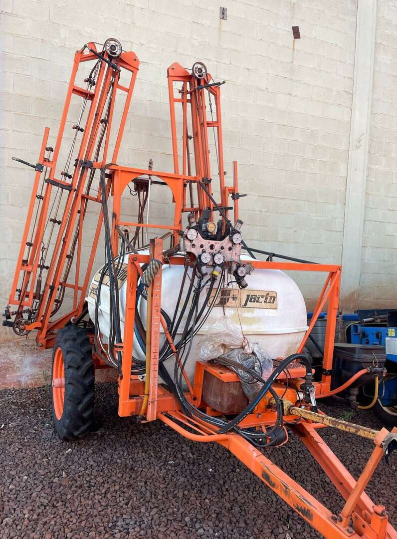 PULVERIZADOR JACTO COLUMBIA CROSS ANO 2003 de Auto Máquinas Palotina no Paraná