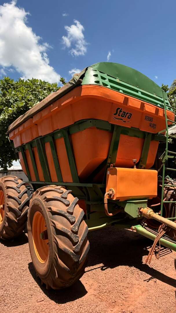 IMPLEMENTOS AGRICOLAS CARRETA BAZUKA GRANELEIRA 14000 ANO 2015 de Auto Máquinas Palotina no Paraná
