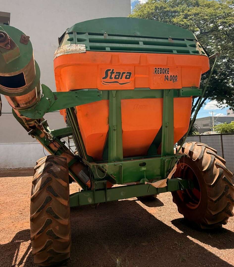 IMPLEMENTOS AGRICOLAS CARRETA BAZUKA GRANELEIRA 14000 ANO 2015 de Auto Máquinas Palotina no Paraná