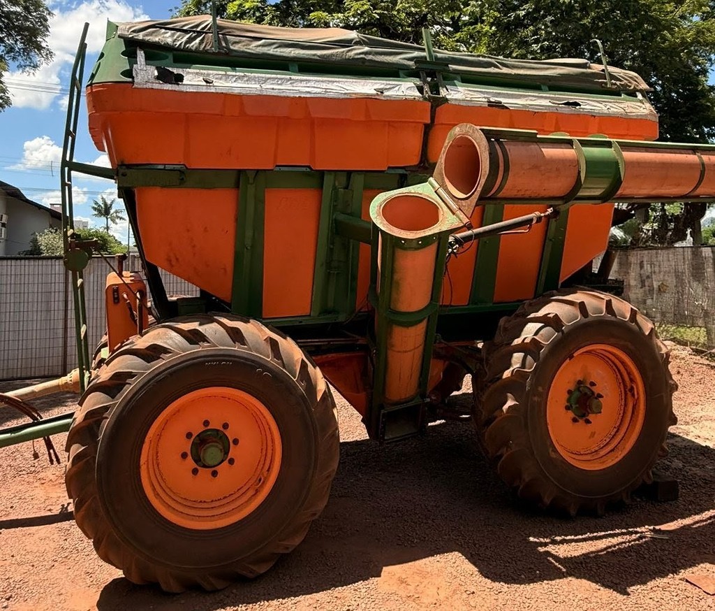 IMPLEMENTOS AGRICOLAS CARRETA BAZUKA GRANELEIRA 14000 ANO 2015 de Auto Máquinas Palotina no Paraná