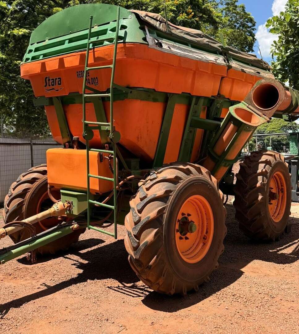 IMPLEMENTOS AGRICOLAS CARRETA BAZUKA GRANELEIRA 14000 ANO 2015 de Auto Máquinas Palotina no Paraná