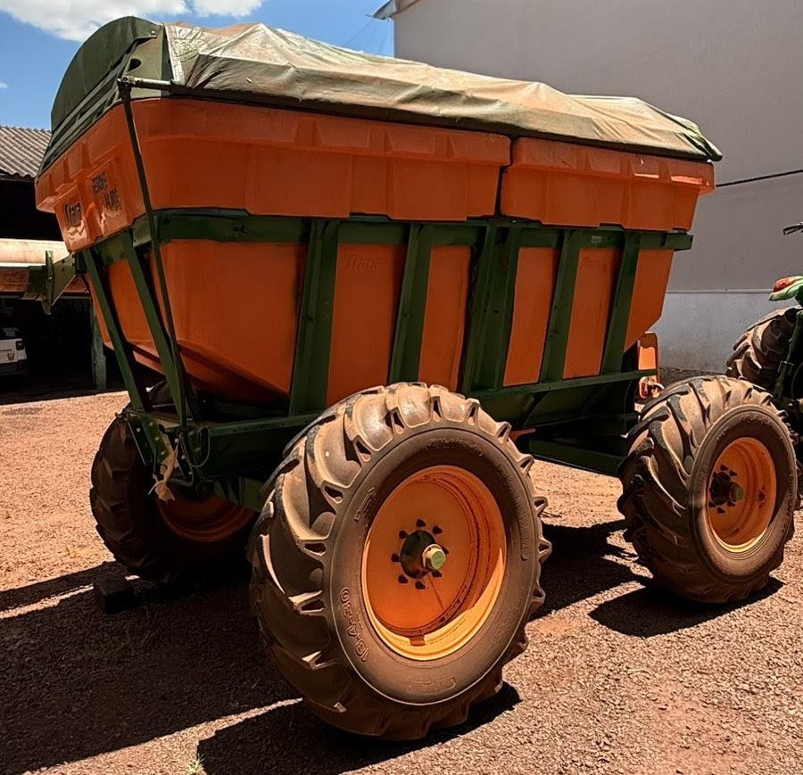 IMPLEMENTOS AGRICOLAS CARRETA BAZUKA GRANELEIRA 14000 ANO 2015 de Auto Máquinas Palotina no Paraná