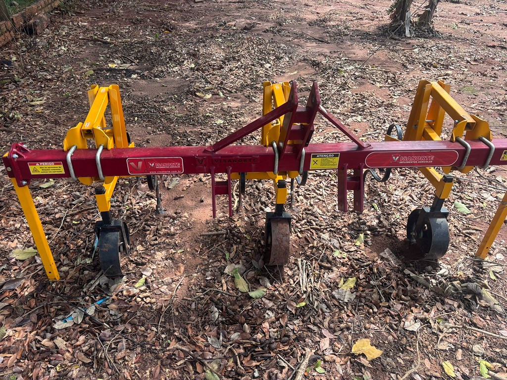 IMPLEMENTOS AGRICOLAS CULTIVADOR 3 LINHAS ANO 2024 de Auto Máquinas Palotina no Paraná