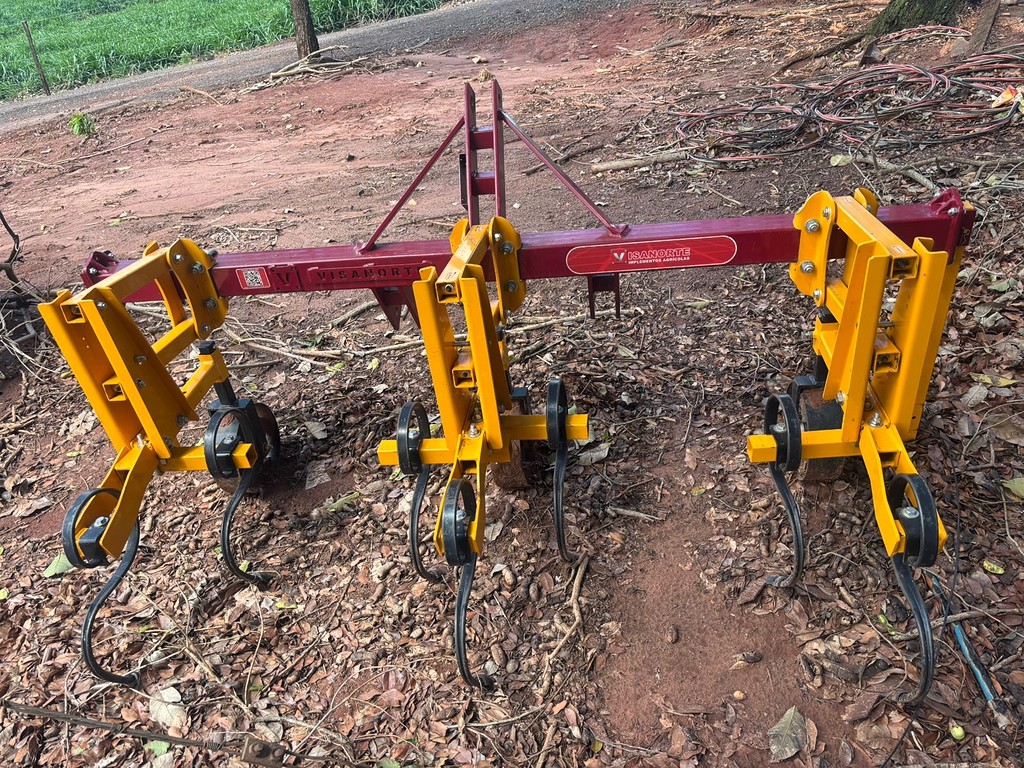 IMPLEMENTOS AGRICOLAS CULTIVADOR 3 LINHAS ANO 2024 de Auto Máquinas Palotina no Paraná