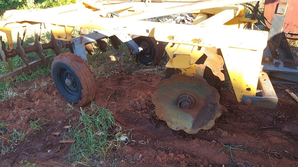 IMPLEMENTOS AGRICOLAS GRADE INTERMEDIÁRIA INTERMEDIÁRIA 16 DISCOS ANO 2012 de Auto Máquinas Palotina no Paraná