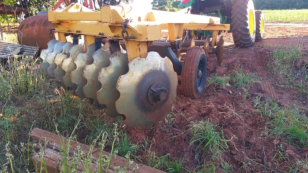 IMPLEMENTOS AGRICOLAS GRADE INTERMEDIÁRIA INTERMEDIÁRIA 16 DISCOS ANO 2012 de Auto Máquinas Palotina no Paraná
