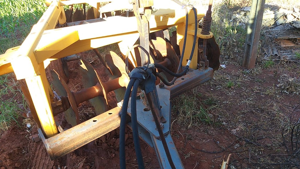 IMPLEMENTOS AGRICOLAS GRADE INTERMEDIÁRIA INTERMEDIÁRIA 16 DISCOS ANO 2012 de Auto Máquinas Palotina no Paraná