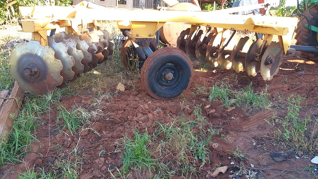 IMPLEMENTOS AGRICOLAS GRADE INTERMEDIÁRIA INTERMEDIÁRIA 16 DISCOS ANO 2012 de Auto Máquinas Palotina no Paraná