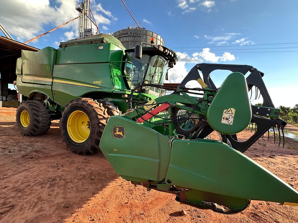 COLHEITADEIRA JONH DEERE JOHN DEERE S550 ANO 2017 de Auto Máquinas Palotina no Paraná