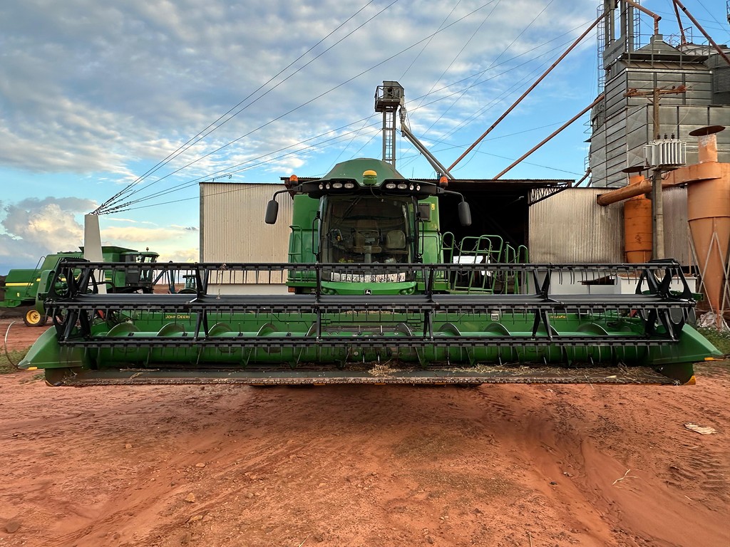 COLHEITADEIRA JONH DEERE JOHN DEERE S550 ANO 2017 de Auto Máquinas Palotina no Paraná