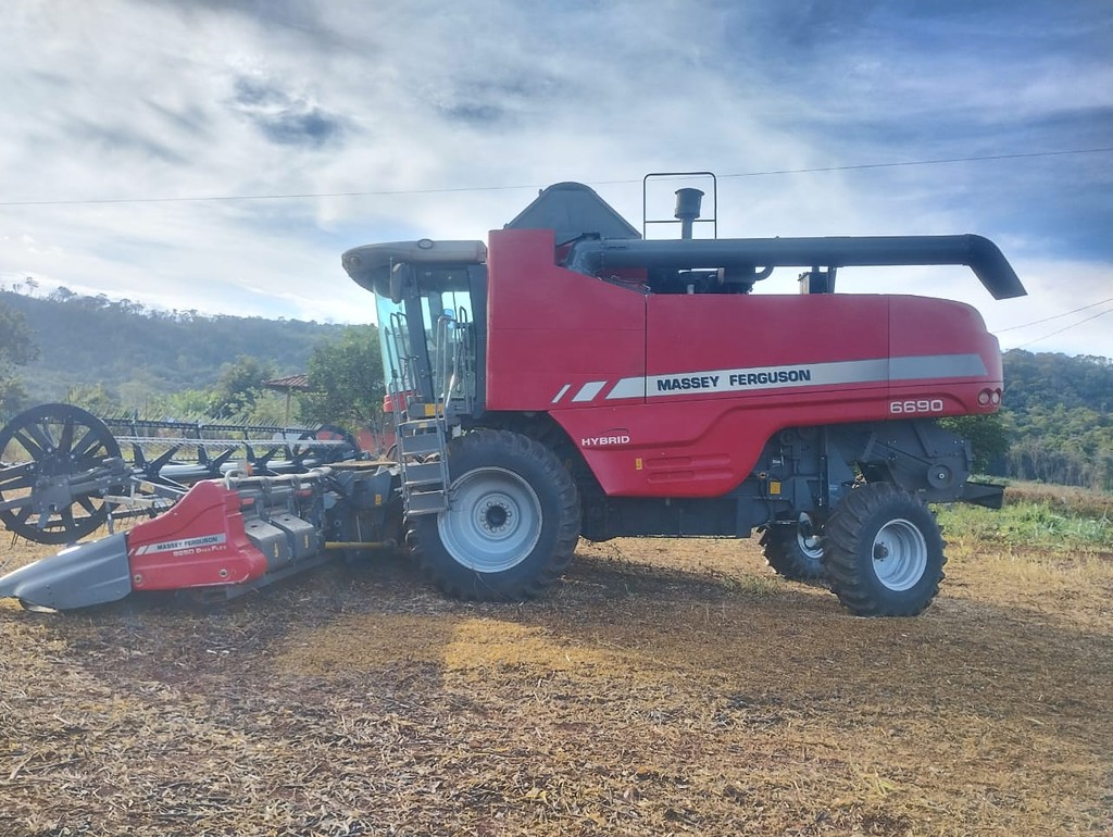 COLHEITADEIRA MASSEY FERGUSON MF 6690 ANO 2018 de Auto Máquinas Palotina no Paraná
