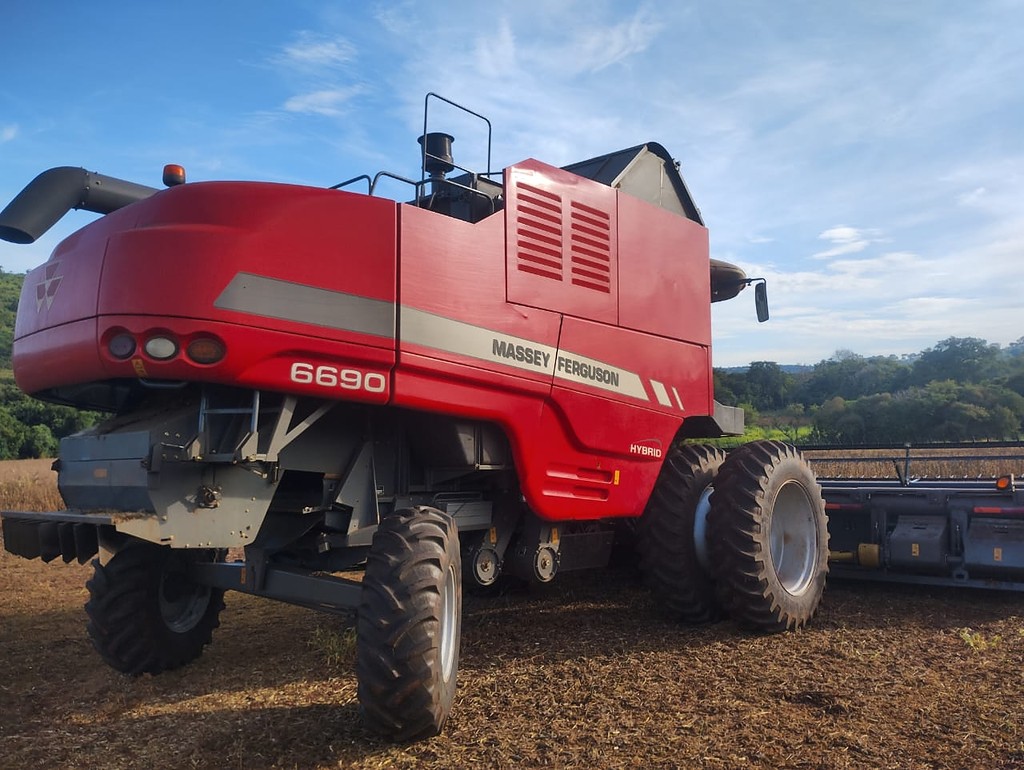 COLHEITADEIRA MASSEY FERGUSON MF 6690 ANO 2018 de Auto Máquinas Palotina no Paraná