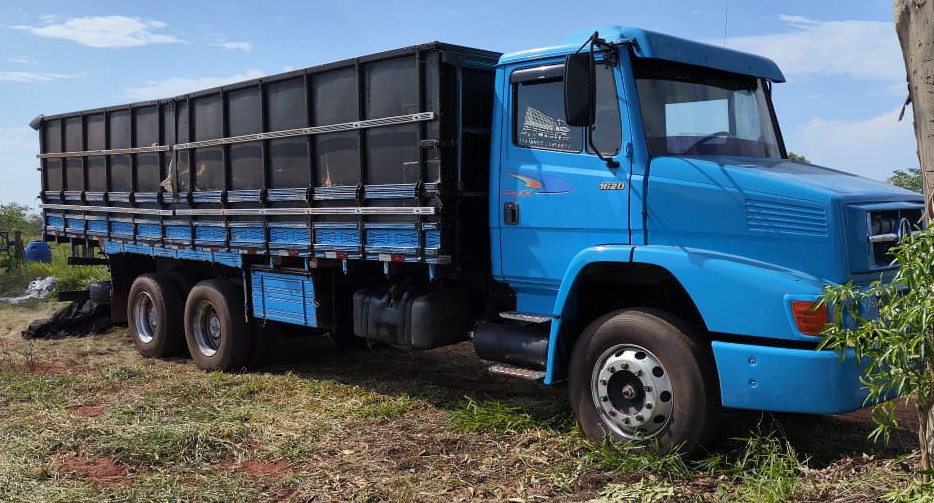 Caminhão MERCEDES BENZ MB 1620 Graneleiro ANO 2005 de Auto Máquinas Palotina no Paraná
