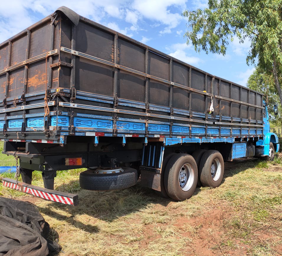 Caminhão MERCEDES BENZ MB 1620 Graneleiro ANO 2005 de Auto Máquinas Palotina no Paraná