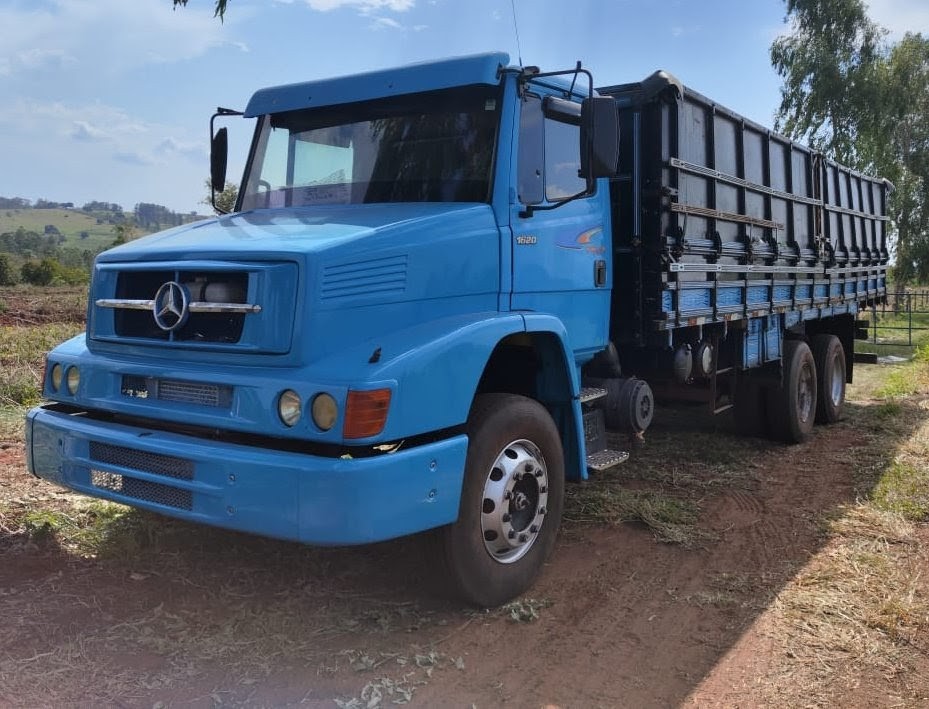 Caminhão MERCEDES BENZ MB 1620 Graneleiro ANO 2005 de Auto Máquinas Palotina no Paraná