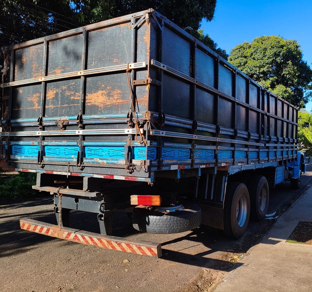 Caminhão MERCEDES BENZ MB 1620 Graneleiro ANO 2005 de Auto Máquinas Palotina no Paraná