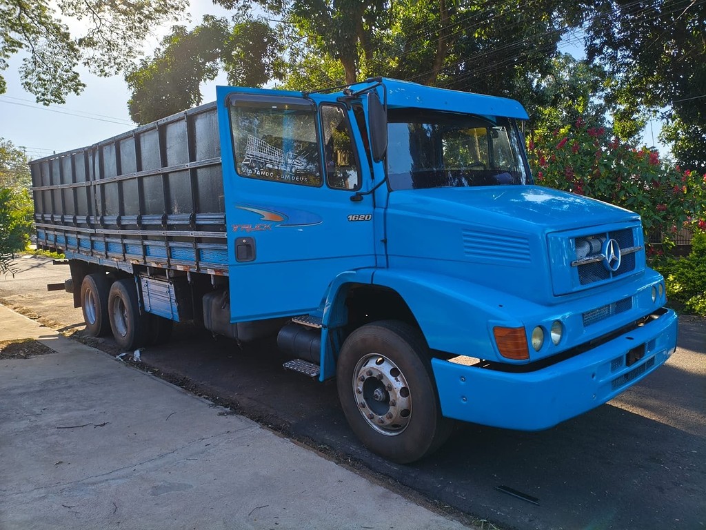 Caminhão MERCEDES BENZ MB 1620 Graneleiro ANO 2005 de Auto Máquinas Palotina no Paraná