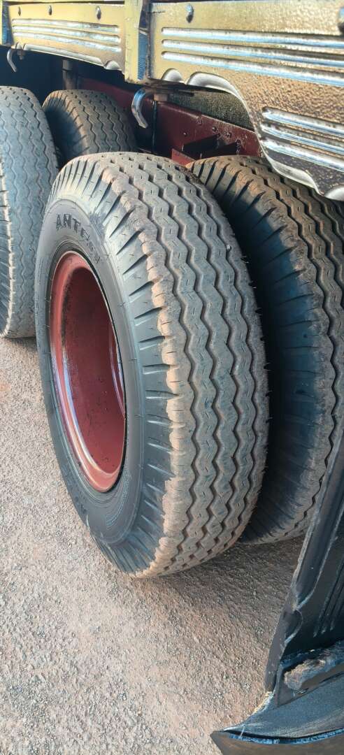 Caminhão MERCEDES BENZ MB 1113 Graneleiro ANO 1970 de Auto Máquinas Palotina no Paraná