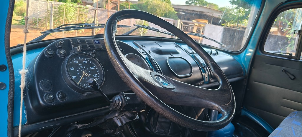 Caminhão MERCEDES BENZ MB 1113 Graneleiro ANO 1970 de Auto Máquinas Palotina no Paraná