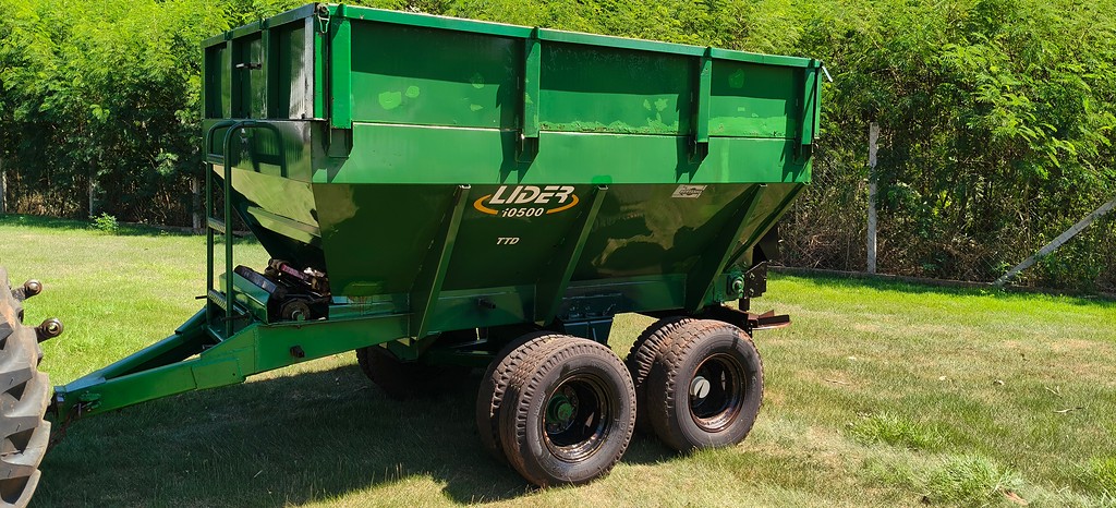 IMPLEMENTOS AGRICOLAS DISTRIBUIDOR CALCÁRIO 10500 Kg ANO 1999 de Auto Máquinas Palotina no Paraná