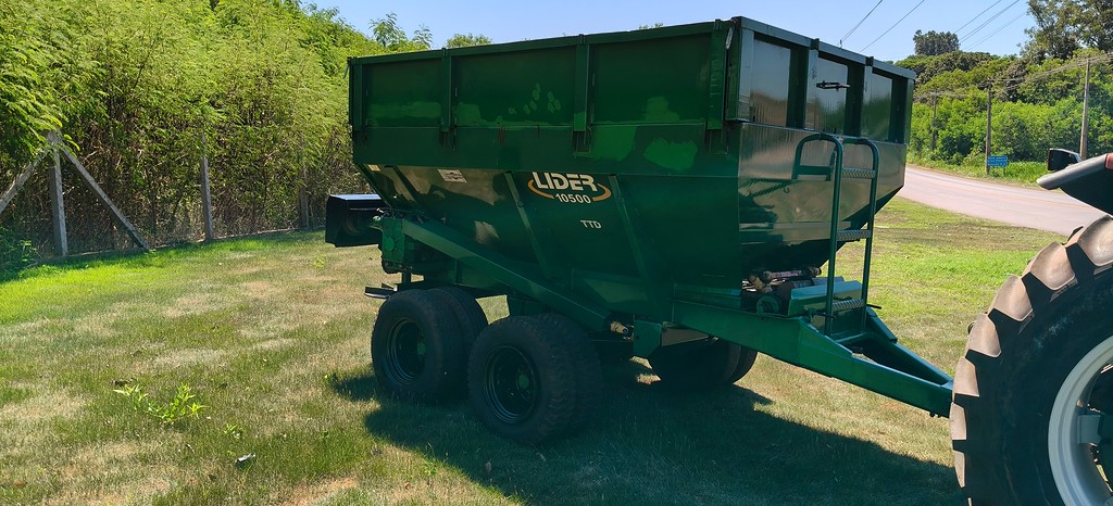 IMPLEMENTOS AGRICOLAS DISTRIBUIDOR CALCÁRIO 10500 Kg ANO 1999 de Auto Máquinas Palotina no Paraná
