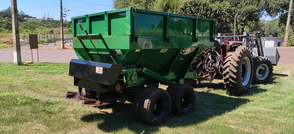 IMPLEMENTOS AGRICOLAS DISTRIBUIDOR CALCÁRIO 10500 Kg ANO 1999 de Auto Máquinas Palotina no Paraná