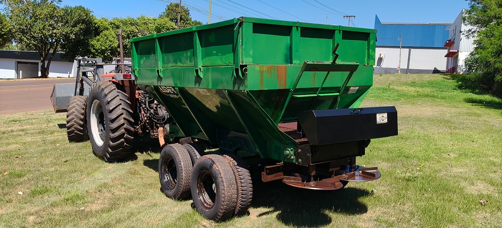 IMPLEMENTOS AGRICOLAS DISTRIBUIDOR CALCÁRIO 10500 Kg ANO 1999 de Auto Máquinas Palotina no Paraná