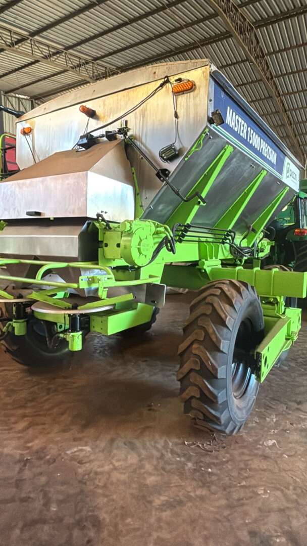 IMPLEMENTOS AGRICOLAS DISTRIBUIDOR CALCÁRIO 15000 Kg ANO 2022 de Auto Máquinas Palotina no Paraná