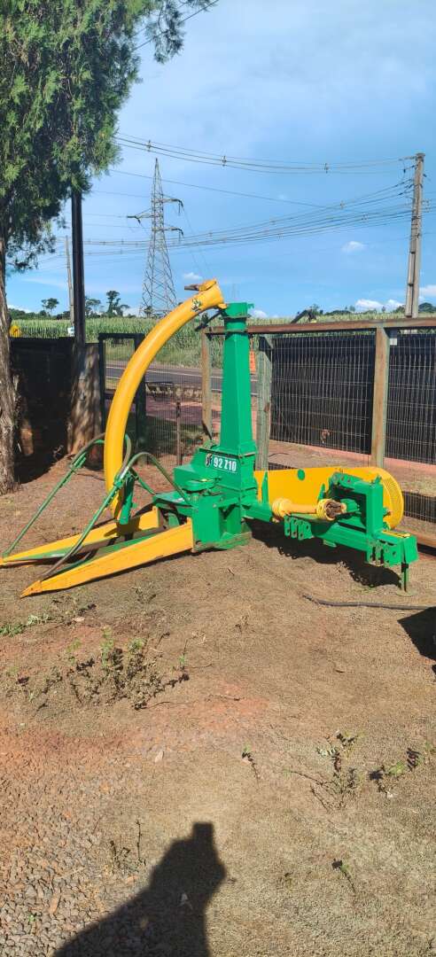 IMPLEMENTOS AGRICOLAS ENSILADEIRA ENSILADEIRA 1 LINHA ANO 2015 de Auto Máquinas Palotina no Paraná