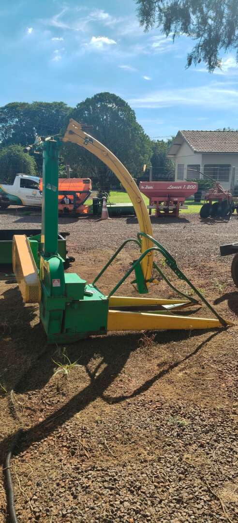 IMPLEMENTOS AGRICOLAS ENSILADEIRA ENSILADEIRA 1 LINHA ANO 2015 de Auto Máquinas Palotina no Paraná