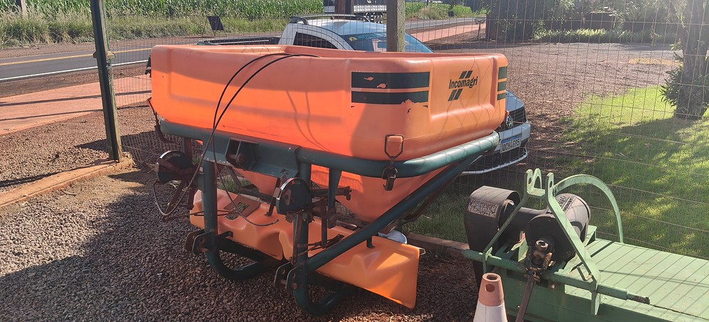 IMPLEMENTOS AGRICOLAS DISTRIBUIDOR FERTILIZANTES DISCO DUPLO ANO 2010 de Auto Máquinas Palotina no Paraná