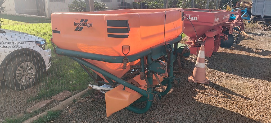 IMPLEMENTOS AGRICOLAS DISTRIBUIDOR FERTILIZANTES DISCO DUPLO ANO 2010 de Auto Máquinas Palotina no Paraná