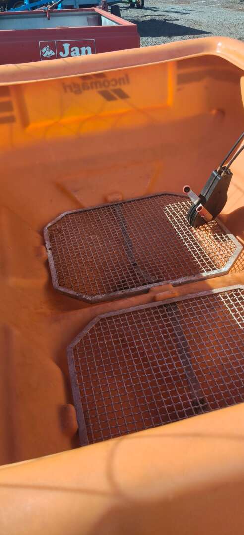 IMPLEMENTOS AGRICOLAS DISTRIBUIDOR FERTILIZANTES DISCO DUPLO ANO 2010 de Auto Máquinas Palotina no Paraná