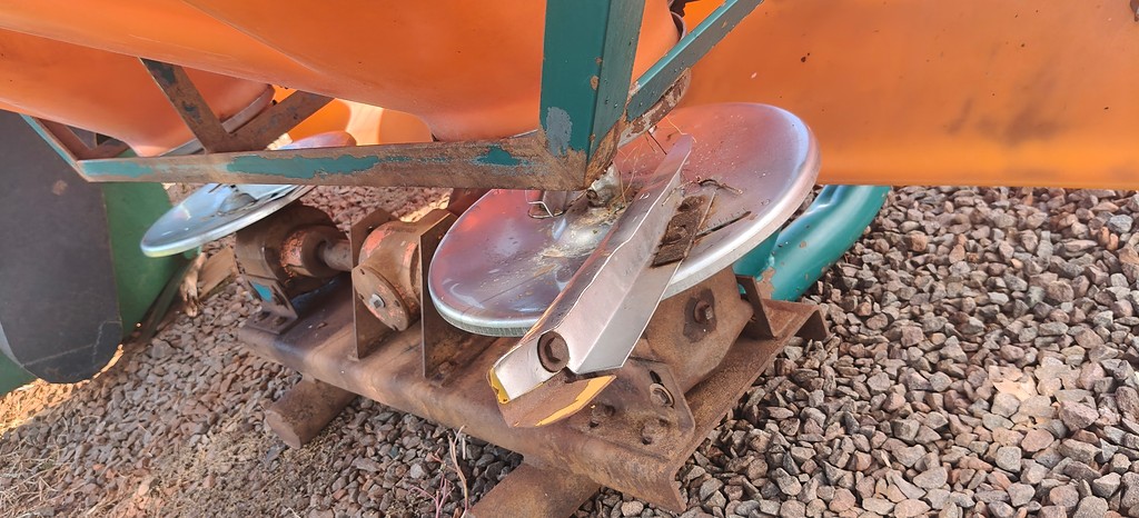 IMPLEMENTOS AGRICOLAS DISTRIBUIDOR FERTILIZANTES DISCO DUPLO ANO 2010 de Auto Máquinas Palotina no Paraná