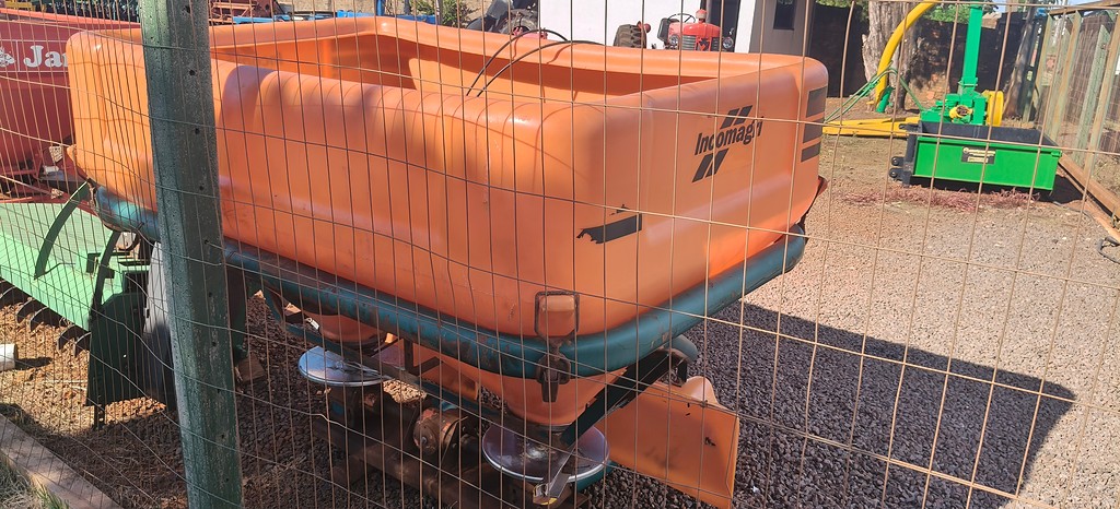 IMPLEMENTOS AGRICOLAS DISTRIBUIDOR FERTILIZANTES DISCO DUPLO ANO 2010 de Auto Máquinas Palotina no Paraná