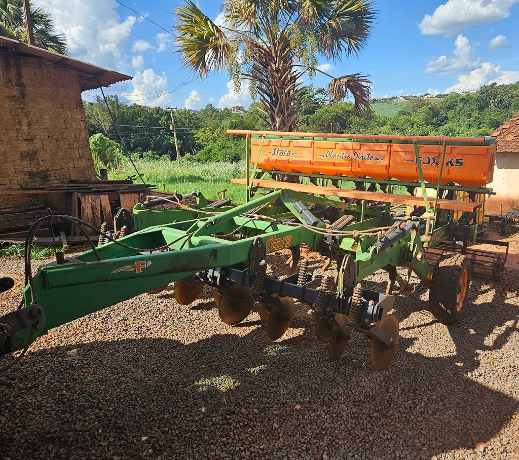 IMPLEMENTOS AGRICOLAS ESCARIFICADOR 11 HASTES DISCO CORTE ANO 2012 de Auto Máquinas Palotina no Paraná