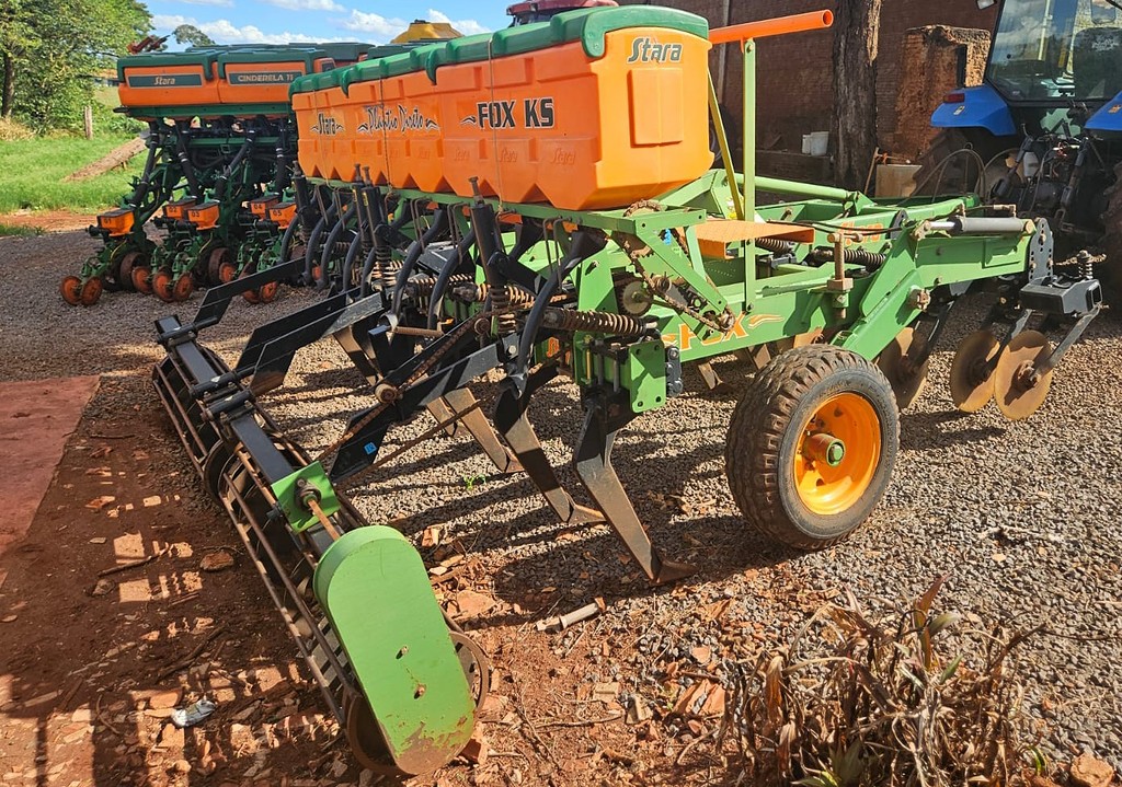 IMPLEMENTOS AGRICOLAS ESCARIFICADOR 11 HASTES DISCO CORTE ANO 2012 de Auto Máquinas Palotina no Paraná