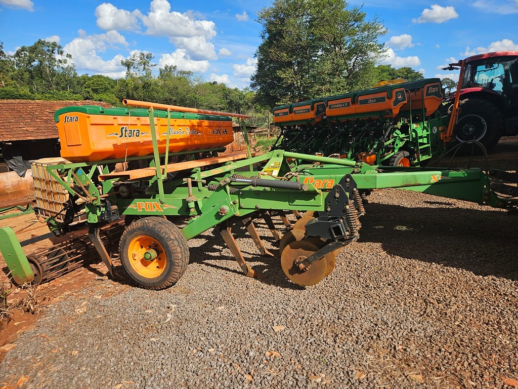 IMPLEMENTOS AGRICOLAS ESCARIFICADOR 11 HASTES DISCO CORTE ANO 2012 de Auto Máquinas Palotina no Paraná