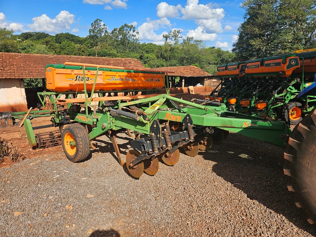 IMPLEMENTOS AGRICOLAS ESCARIFICADOR 11 HASTES DISCO CORTE ANO 2012 de Auto Máquinas Palotina no Paraná