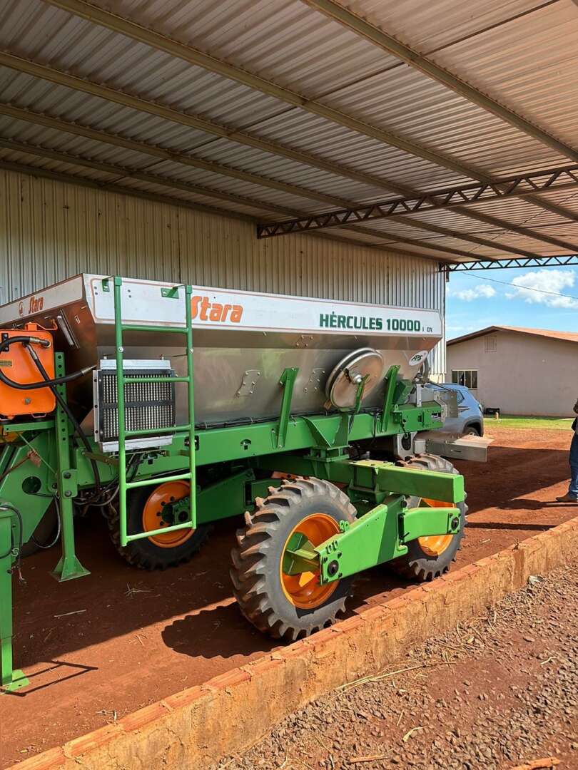 IMPLEMENTOS AGRICOLAS DISTRIBUIDOR DISTRIBUIDOR 10000 ANO 2016 de Auto Máquinas Palotina no Paraná