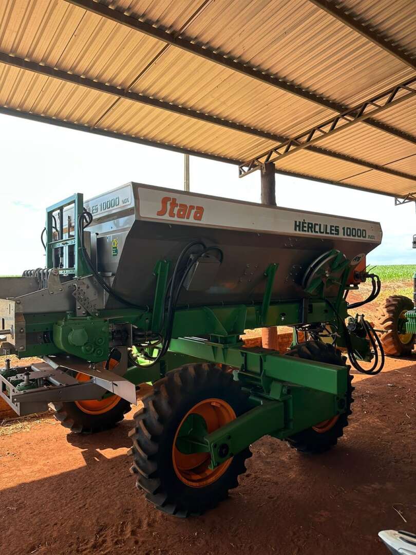 IMPLEMENTOS AGRICOLAS DISTRIBUIDOR DISTRIBUIDOR 10000 ANO 2016 de Auto Máquinas Palotina no Paraná