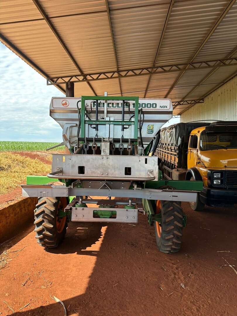 IMPLEMENTOS AGRICOLAS DISTRIBUIDOR DISTRIBUIDOR 10000 ANO 2016 de Auto Máquinas Palotina no Paraná