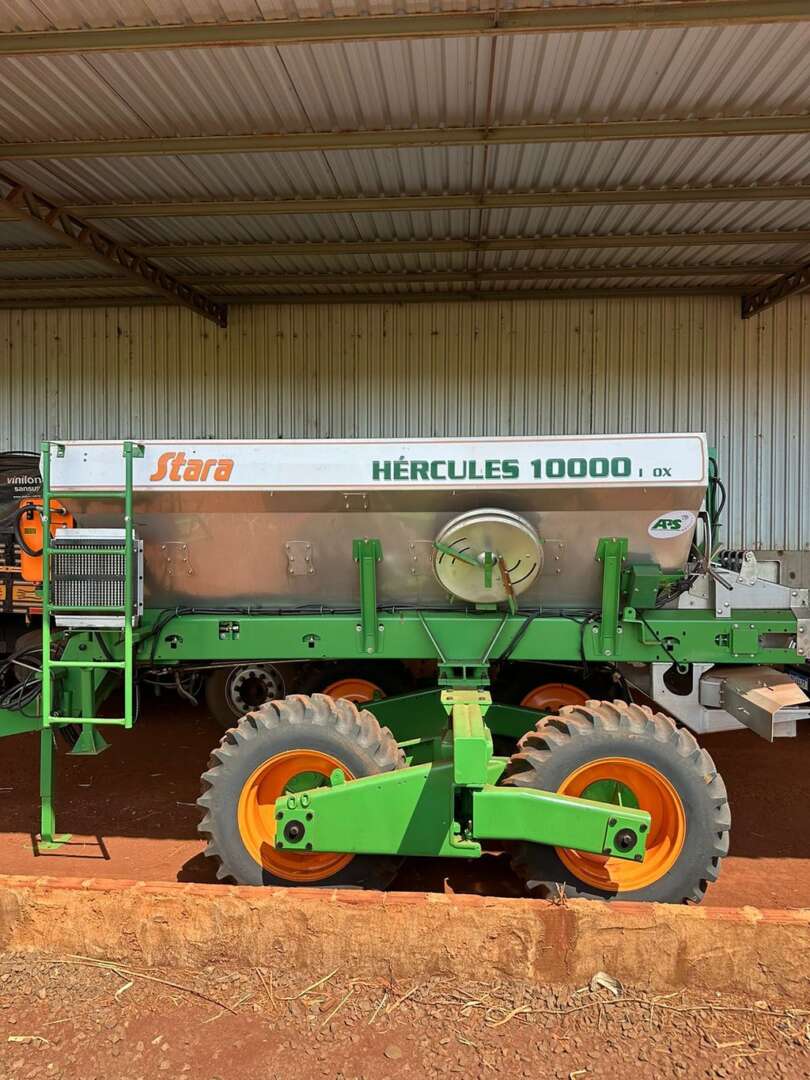 IMPLEMENTOS AGRICOLAS DISTRIBUIDOR DISTRIBUIDOR 10000 ANO 2016 de Auto Máquinas Palotina no Paraná