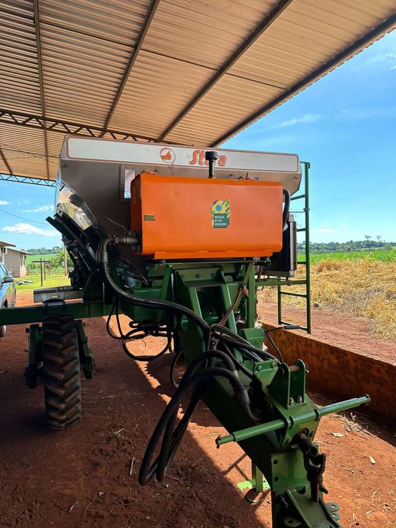 IMPLEMENTOS AGRICOLAS DISTRIBUIDOR DISTRIBUIDOR 10000 ANO 2016 de Auto Máquinas Palotina no Paraná