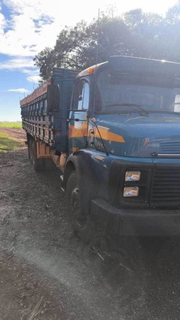 Caminhão MERCEDES BENZ MB 1113 Graneleiro ANO 1979 de Auto Máquinas Palotina no Paraná