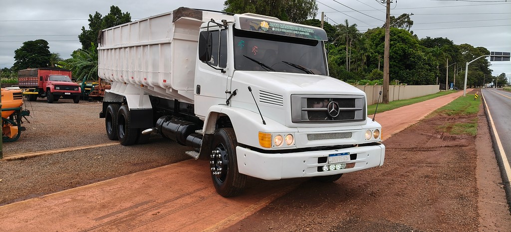 Caminhão MERCEDES BENZ MB 1620 Graneleiro ANO 1997 de Auto Máquinas Palotina no Paraná