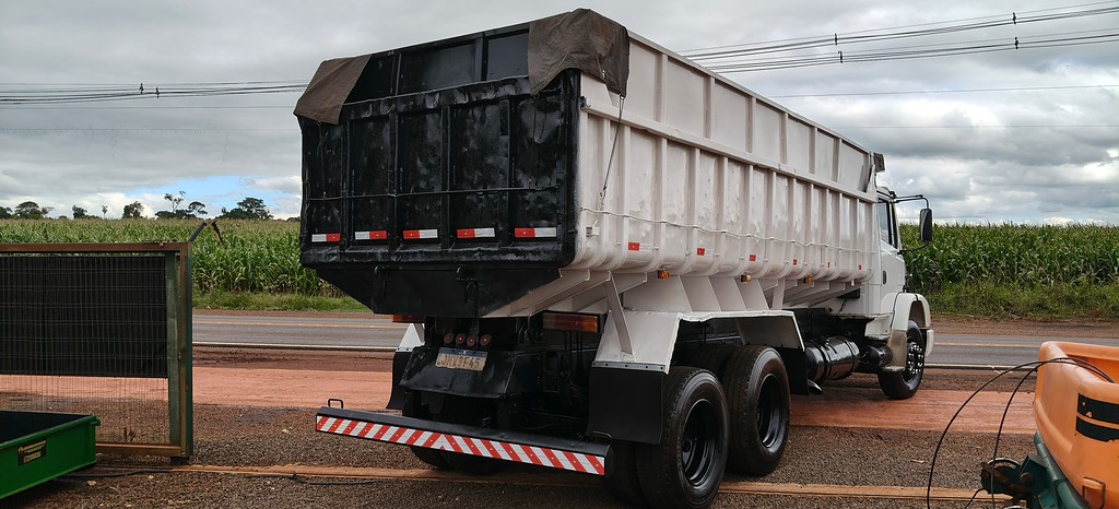 Caminhão MERCEDES BENZ MB 1620 Graneleiro ANO 1997 de Auto Máquinas Palotina no Paraná